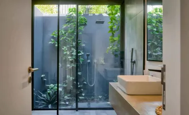 Trois douches extérieures pour des moments de détente absolu