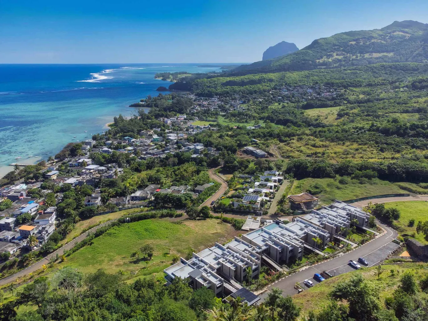 vue drone de baie du cap avec le lagon et le morne brabant