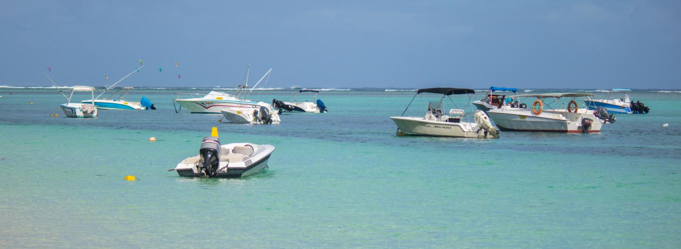 Choosing a boat in Mauritius to sail the crystal lagoon