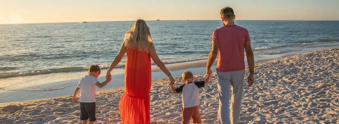 famille expatriees sur la plage a l'ile maurice
